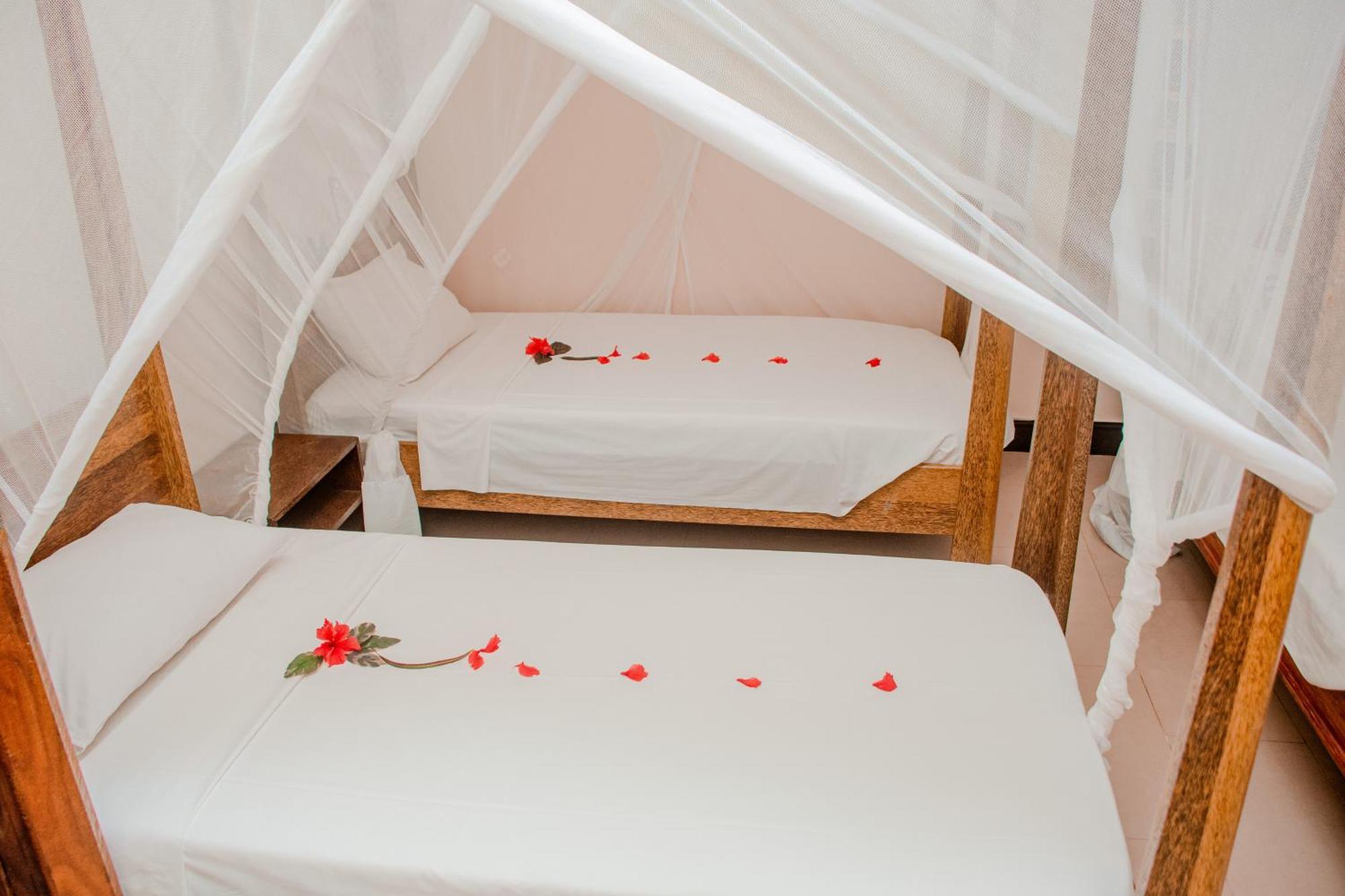 Mnarani Beach Cottages Nungwi Luaran gambar